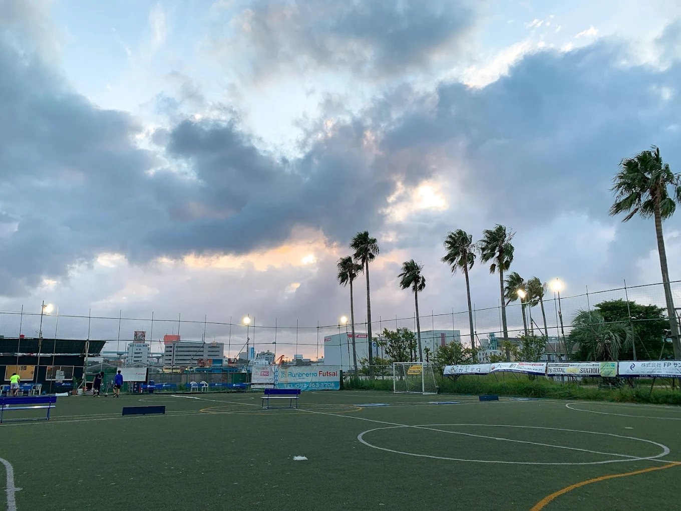 夕方のフットサルコート