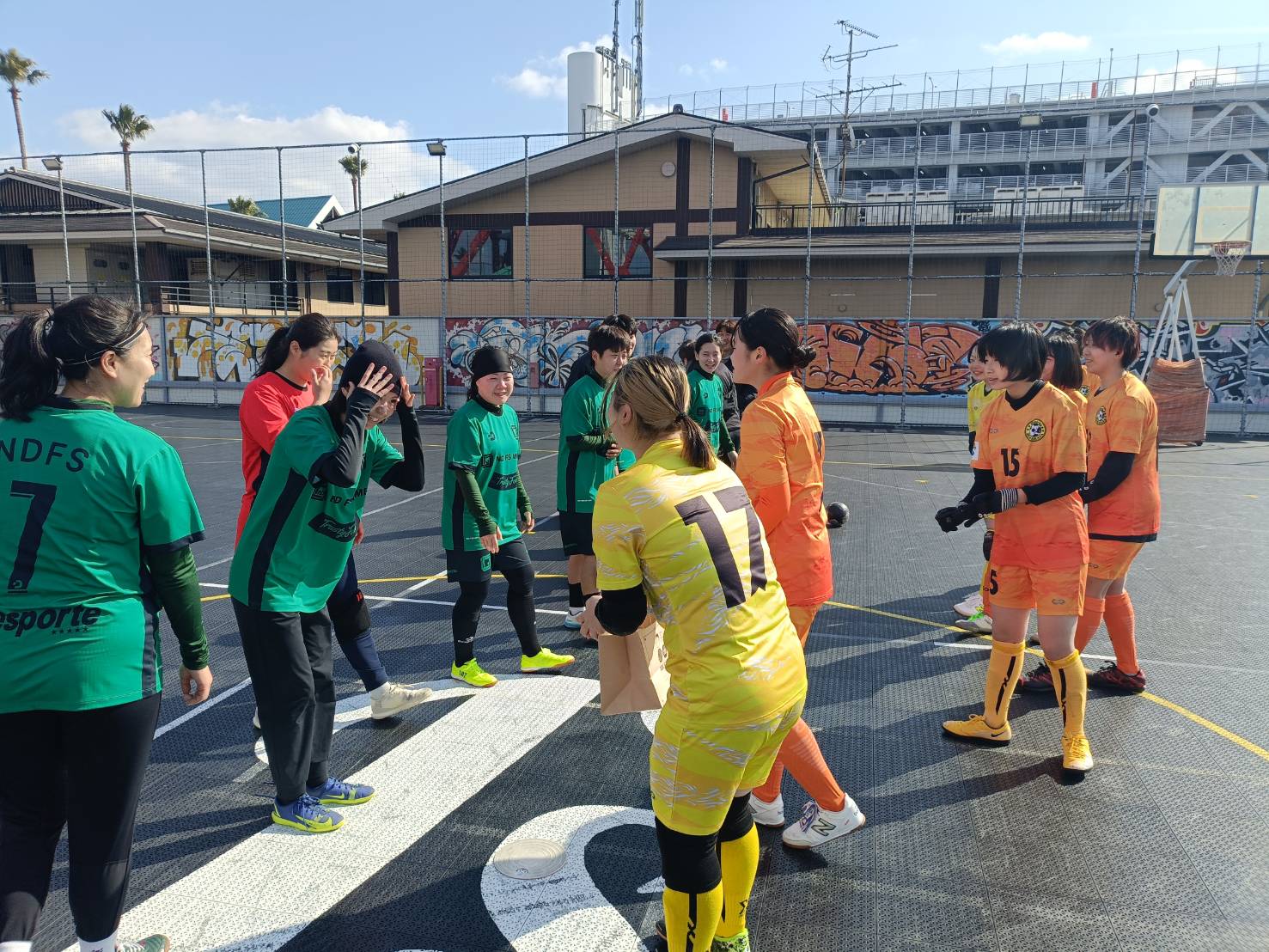 女性グループでフットサルを楽しむ様子